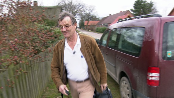 Landarzt Jan Geldermann auf dem Weg zu einem Patienten. © NDR 