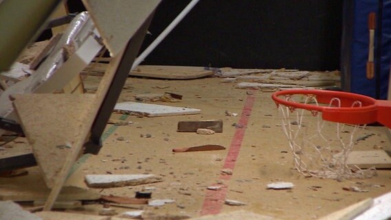 Trümmer in der eingestürzten Turnhalle  