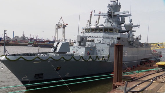 Ein Marineschiff liegt im Hafen. © NDR 
