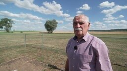 Hilmar Mauer steht auf einer umzäunten Wiese. Hilmar Mauer steht auf einer umzäunten Wiese. © NDR