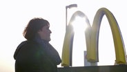 Frau vor McDonald's-Schild © NDR Foto: Screenshot