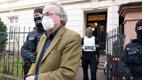 Heinrich Reuß bei seiner Festnahme im Dezember 2022. © picture alliance/dpa Foto: Boris Roessler