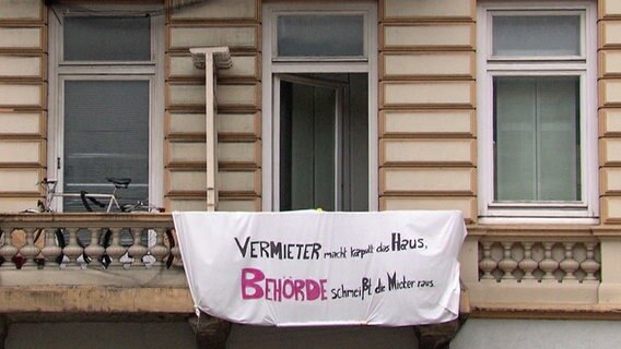 Protest-Plakat an einem Balkon. © NDR Foto: Screenshot