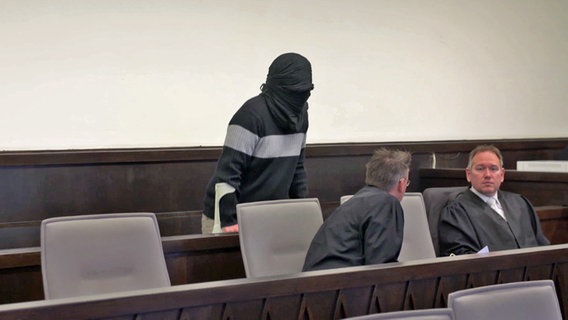 Ein verurteilter Sexualstraftäter während seines Prozesses in Paderborn.  