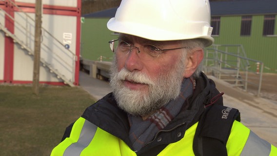 Der Leiter der Bodenschutzbehörde Jürgen Eilers in der Kiesgrube in Schalkholz  