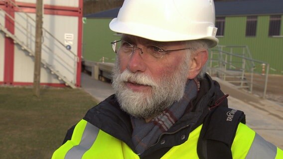 Der Leiter der Bodenschutzbehörde Jürgen Eilers in der Kiesgrube in Schalkholz Der Leiter der Bodenschutzbehörde Jürgen Eilers in der Kiesgrube in Schalkholz