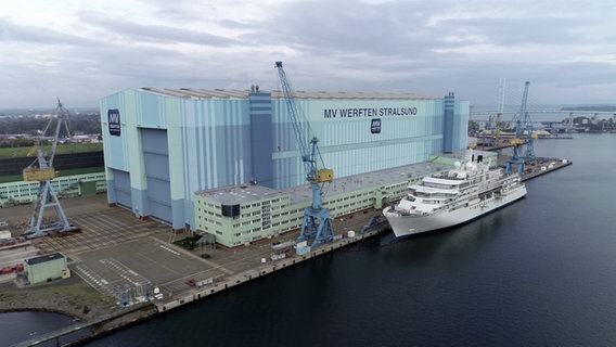 Drohnenaufnahme der MV Werften in Stralsund © NDR 