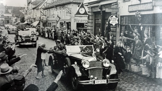 Hitler fährt durch Eckernförde am 29.8.1935, Quelle: Stadtarchiv Eckernförde © NDR 