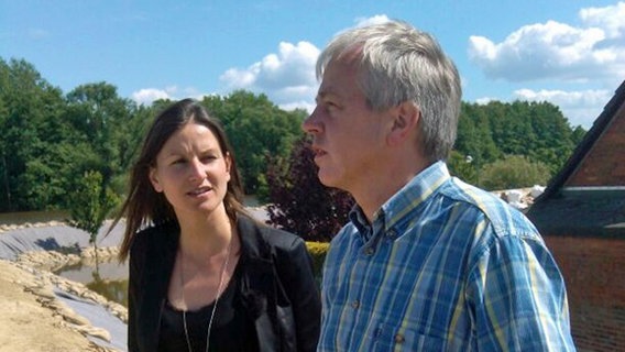 Reporterin Linda Luft mit Bürgermeister Ralf Hinneberg (CDU) auf dem Deich in Neu Darchau. © NDR 