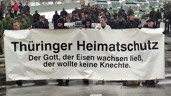 Angehörige des rechtsextremen Thüringer Heimatschutzes bei einer Demonstration in Jena 2001. © dpa / picture-alliance Foto: Gordon Schmidt