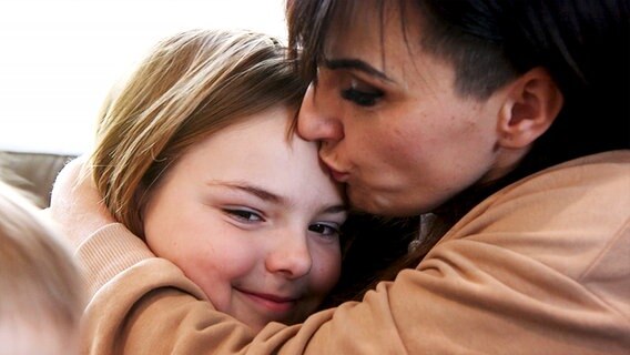 Natascha schließt ihre Tochter Varja in die Arme. © Screenshot 
