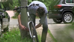 Mann an einem Fahrrad © NDR Foto: NDR