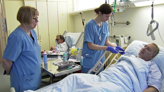 Pflegeschülerin am Patientenbett © NDR Foto: Screenshot