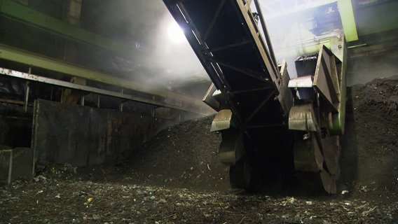 Großer Schaufelradbagger in einer Biomüll-Kompostieranlage der Abfallwirtschaft. © NDR 