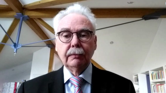 Der Kriminologe Prof. Thomas Feltes von der Ruhr-Universität Bochum. © NDR Foto: Screenshot