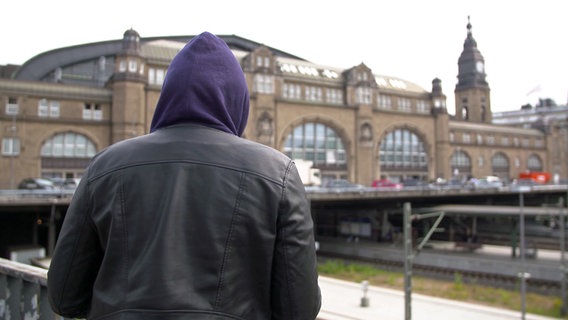Anna schaut auf den hamburger Hauptbahnhof. © NDR Foto: Screenshot