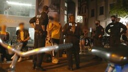 Polizist*innen sprechen mit Jugendlichen in Hannover © NDR Foto: Screenshot