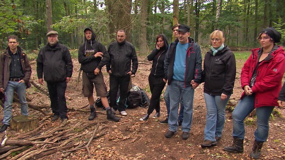 Eine Gruppe von "Preppern" bereitet sich im Wald auf das Überleben im Falle eines staatlichen Zusammenbruchs vor. © NDR 