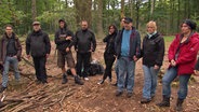 Eine Gruppe von "Preppern" bereitet sich im Wald auf das Überleben im Falle eines staatlichen Zusammenbruchs vor. © NDR 