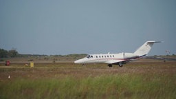 Ein Privatjet auf dem Rollfeld des Flughafen Sylt. © NDR 