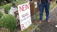 Protestschild einer Bürgerinitiative gegen einen Straßenstrich an der B 206. © NDR 