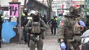 Polizisten vor einem Bauwagenplatz in Berlin © NDR 