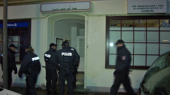 Polizisten bei einer Razzia © NDR 