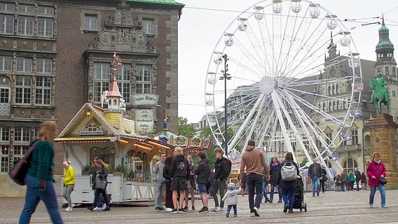 Ein Riesenrad steht in einer Fußgängerzone © NDR Foto: Screenshot