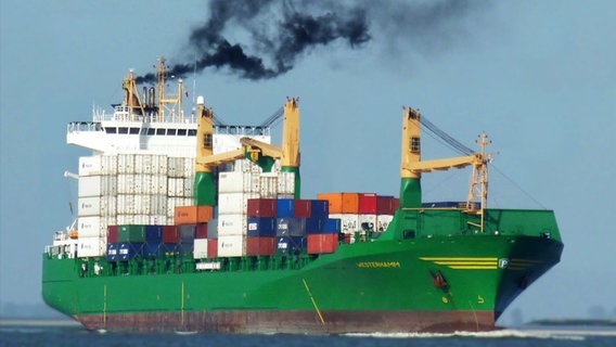 Ein Containerschiff fährt auf dem Wasser. © NDR Foto: Screenshot