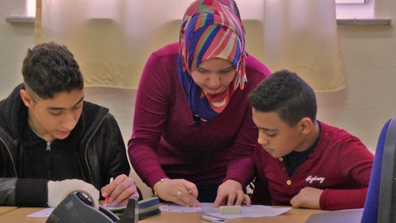 Dima hilft den Schülern in der DaZ-Klasse. © NDR 