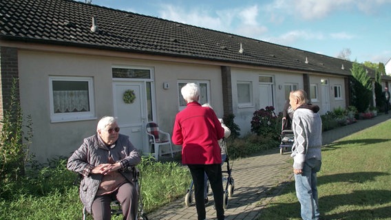 Senioren stehen vor einer Wohnanlage in Osnabrück. © NDR Foto: Screenshot