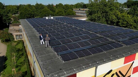 Photovoltaik-Anlage auf einem öffentlichen Gebäude in Osnabrück. © NDR Foto: NDR