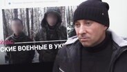 Thumbnail: Ein Vater eines russischen Soldaten im rechten Bildbereich, im linken ein Videoausschnitt mit zwei unkenntlich gemachten Männern. © NDR Foto: screenshot