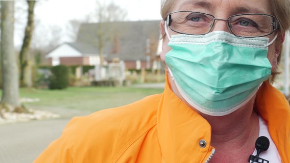 Frau mit Mundschutz © NDR Foto: Screenshot