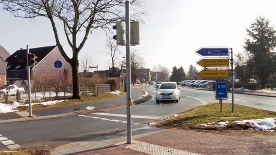 An der Eutiner Straße in Pansdorf bei Lübeck: Einige Anwohner müssen für die Straßensanierung bezahlen - andere nicht. © NDR 