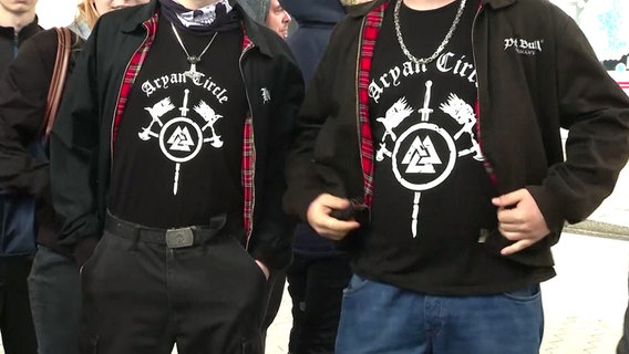 Zwei Personen tragen T-Shirts mit der Aufschrift "Aryan Circle" © NDR Foto: Screenshot
