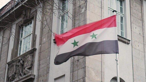 Fahne vor der syrischen Botschaft © NDR 