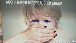 Ein Kampagnenbild auf einem Rechner von Innocence in Danger: "Auch Frauen missbrauchen Kinder". © NDR 