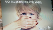 Ein Kampagnenbild auf einem Rechner von Innocence in Danger: "Auch Frauen missbrauchen Kinder". © NDR 