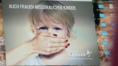 Ein Kampagnenbild auf einem Rechner von Innocence in Danger: "Auch Frauen missbrauchen Kinder". © NDR 