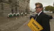 Thorsten Bär vor seiner Umfrage im Bundestag © NDR 