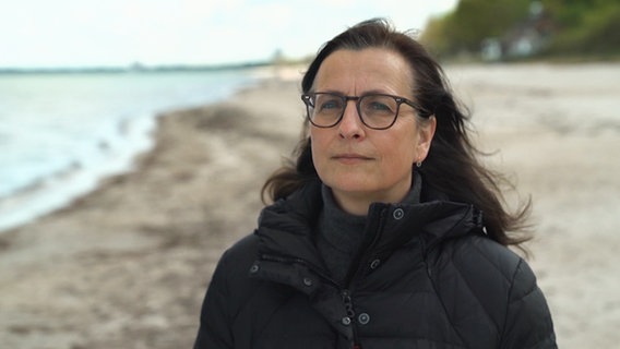 Dr. Doreen Richardt, Herzchirugin am Uniklinikum Schleswig-Holstein, steht am Strand. © NDR 