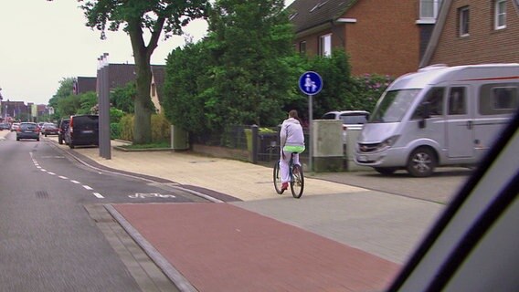 Radfahrer auf dem Fußweg © NDR 