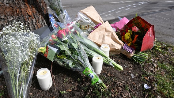 Blumen an einer Unfallstelle, an der mutmaßlich nach einem illegalen Autorennen zwei Menschen starben. © picture alliance/dpa Foto: Bernd Weißbrod