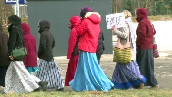 Frauen mit einem Schild © NDR Foto: Screenshot