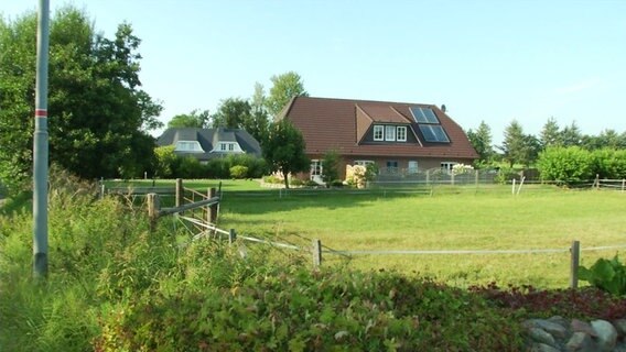 Häuser ohne Reetdach in Wobbenbüll, Nordfriesland. © NDR 