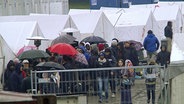 Zeltlager für Flüchtlinge bei Regen und Kälte. © NDR 