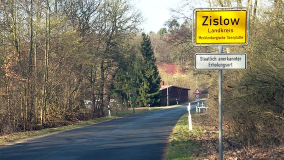 Ortseingangsschild von Zislow © NDR Foto: Screenshot