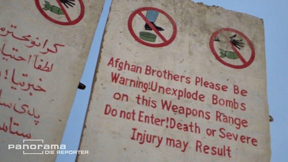 Schilder in Afghanistan, die vor zurückgelassener, nicht explodierter Munition warnen. © NDR 