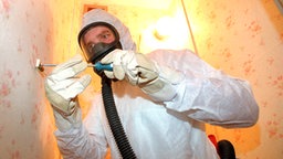 Fachgerechte Asbest-Entsorgung ist aufwendig und teuer. © dpa / picture-alliance Foto: Jens Büttner